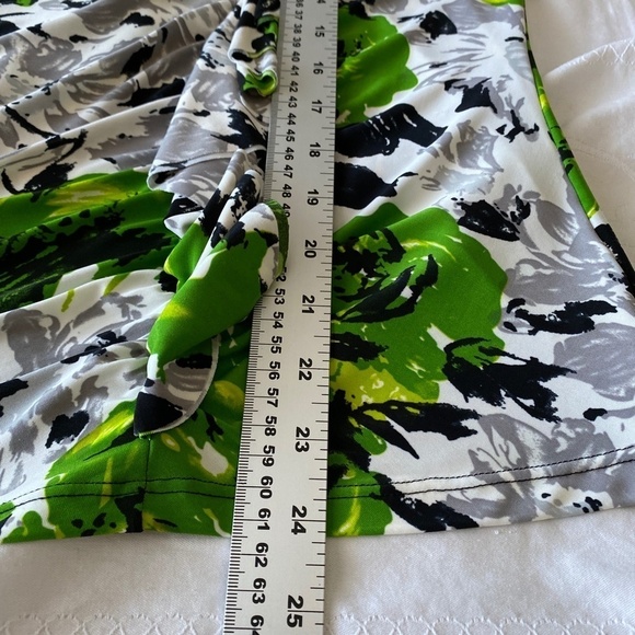 Brochure Women's Abstract Off-Center V-neck Ruffled Sleeveless Satin Blouse Med - Picture 10 of 11